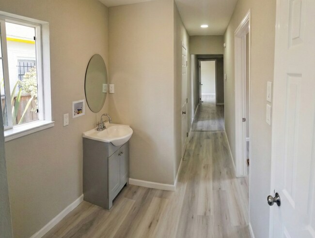 Building Photo - Freshly Remodeled 4-Bedroom House w/ Private Yard in Oakland