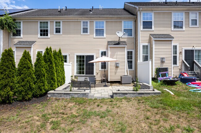 Building Photo - 9 Crest Ct