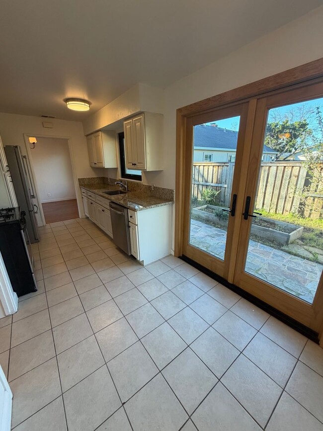 Building Photo - 3 Bed / 1.5 Bath | Thornwood Terrace Home Available Now