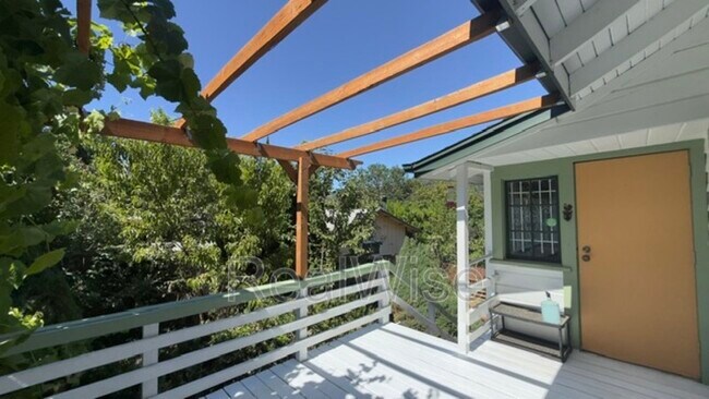 Building Photo - 837 SE Blakeley Ave