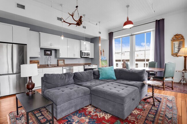 Building Photo - Stunning Corner Loft in the Heart of Historic Downtown Savannah