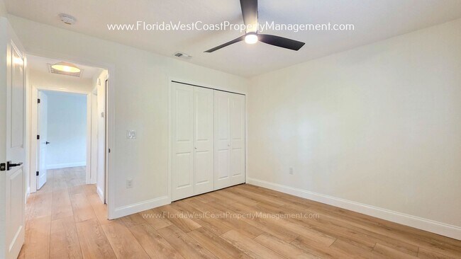 Building Photo - IMPRESSIVE 3 BEDROOM/2 BATH SARASOTA HOME! SUPER LOCATION! PET FRIENDLY!