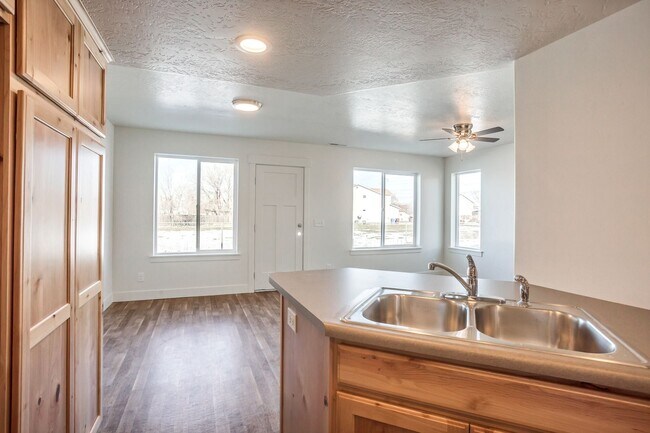 Building Photo - 832-834 Lennox St