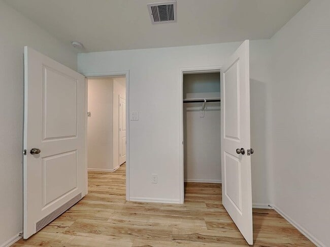 Building Photo - 18714 Mercer Fls Dr