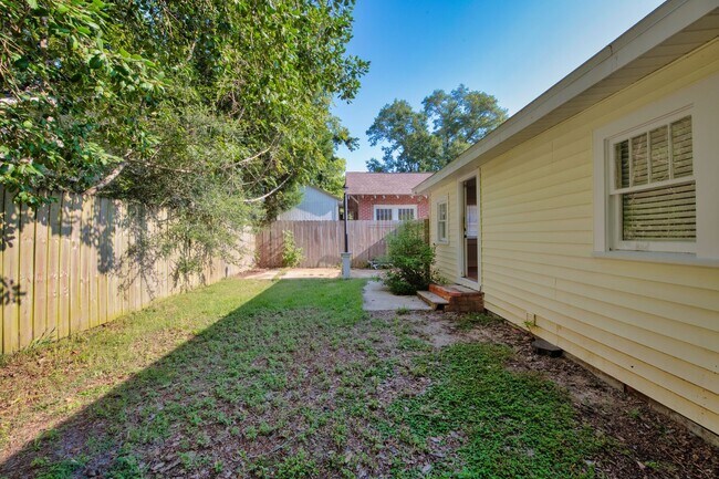 Building Photo - East Hill Cottage Available December 8th!