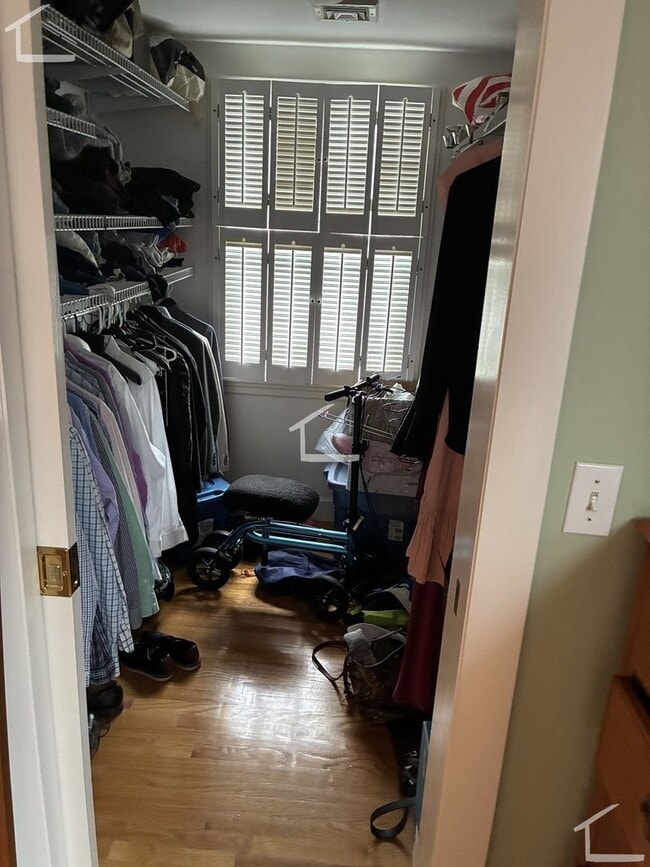 Building Photo - Large single family in Newton