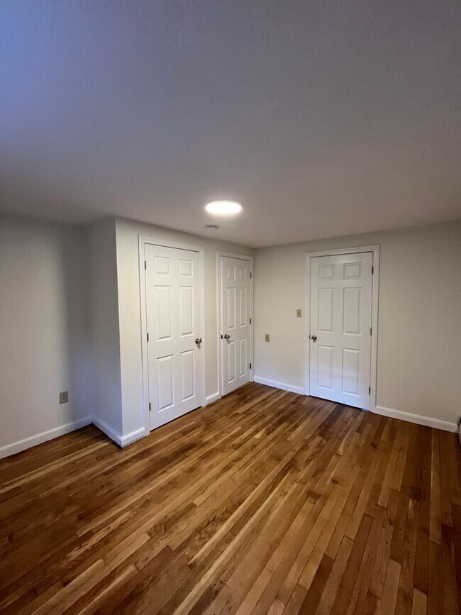 Building Photo - Renovated 3 Bedroom