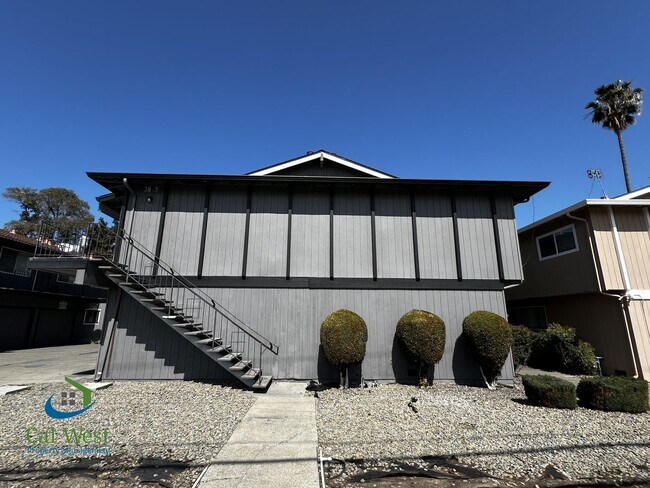 Building Photo - $2695 Remodeled 2 Bed/1 Bath Upstairs Unit