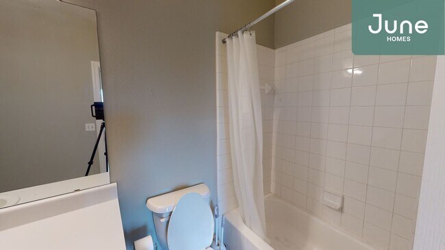 Building Photo - Queen room in 4-bed/4.0-bath Home