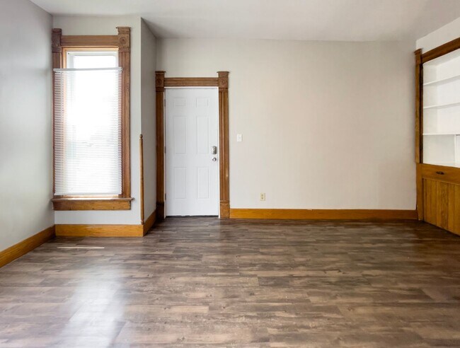 Building Photo - 700 W Powers St