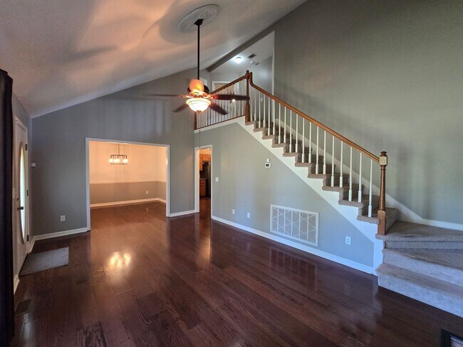 Building Photo - MOVE-IN SPECIAL!! $250 OFF First Month