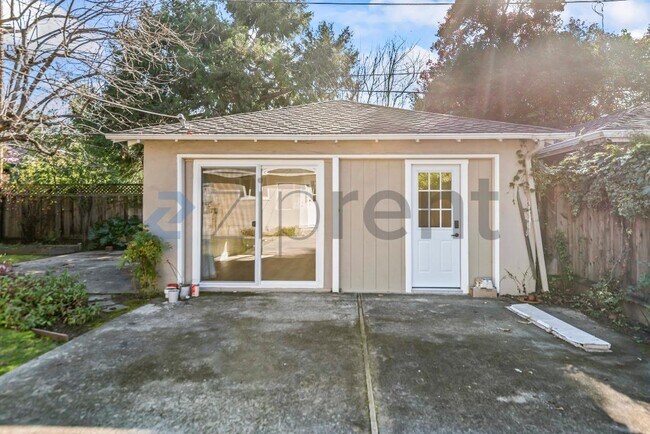 Building Photo - 319 Iris Way