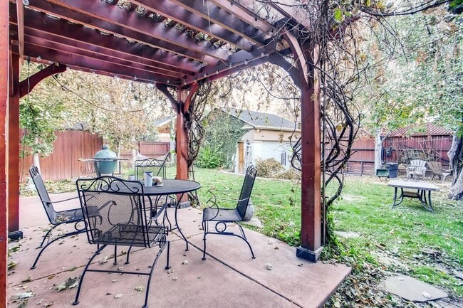 Building Photo - Congress Park Bright Open Lower Level Duplex!