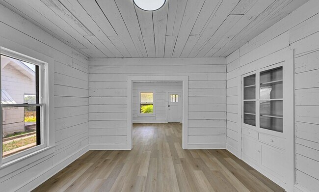 Building Photo - Spacious 3 Bed - 1 Bath House Near Downtown