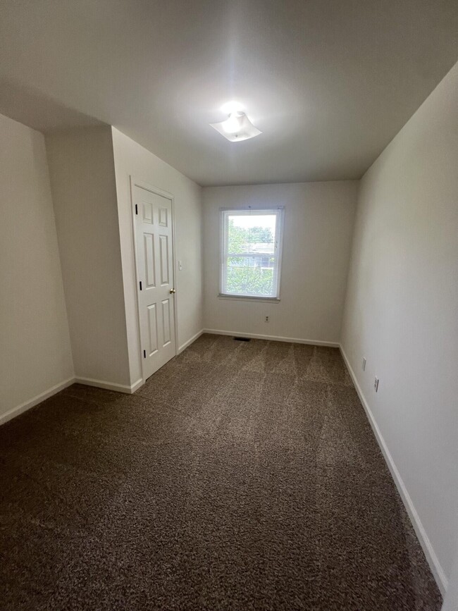 Building Photo - 409 Woodview Dr
