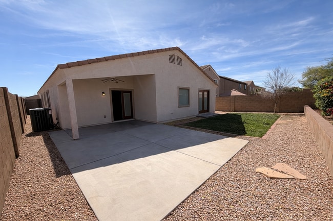 Building Photo - Charming 4 bed 2 bath home in the Ghost Ranch Communtity