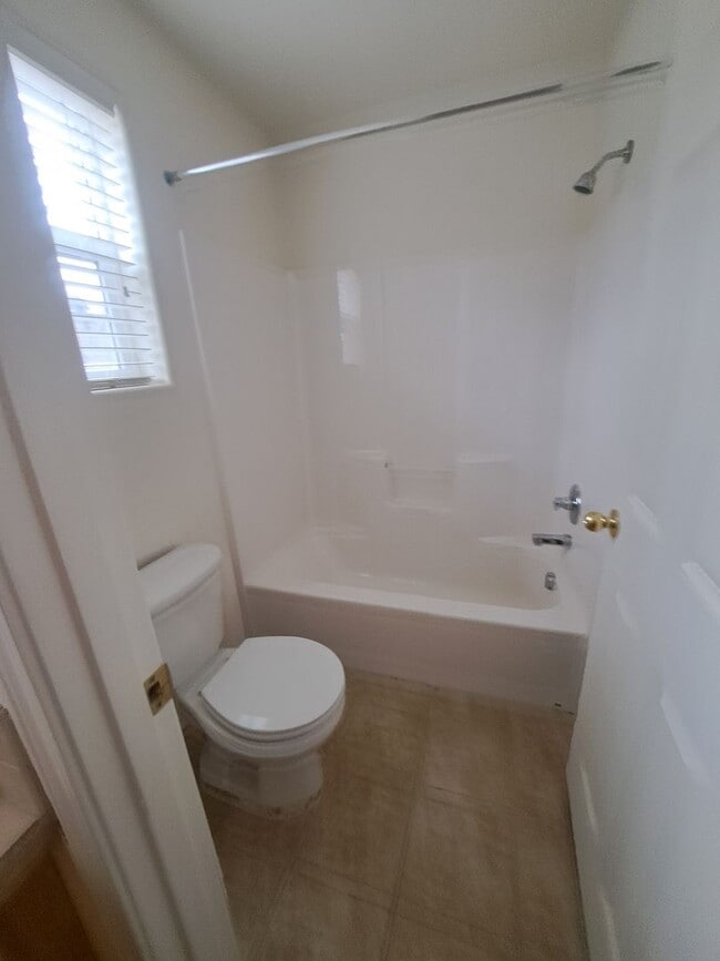 Building Photo - 3 BEDROOM - AC - move in ready Hillsboro