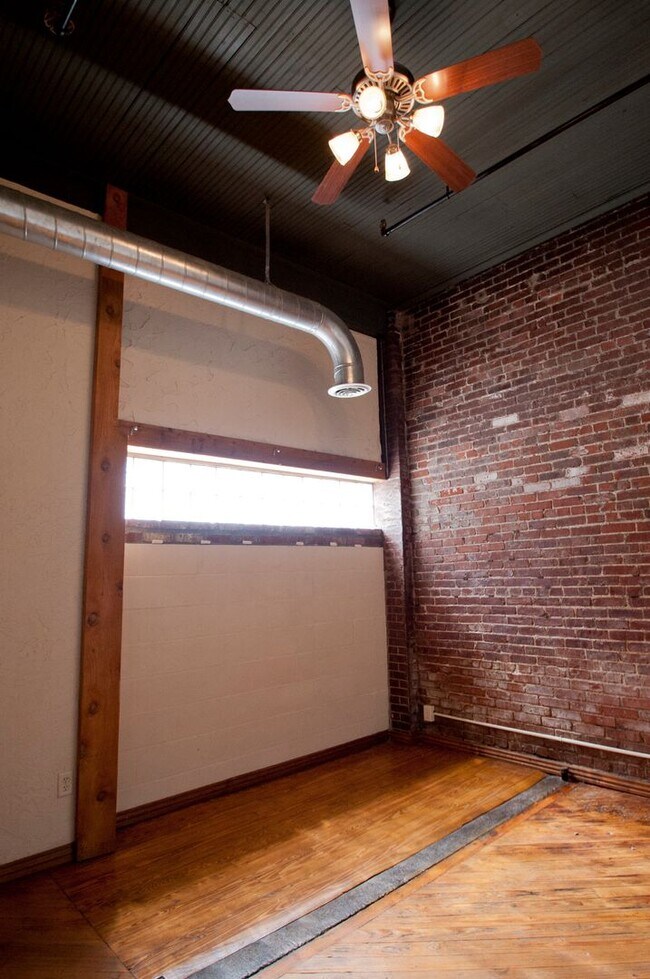 Building Photo - Market 101