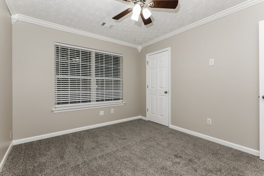 Building Photo - 204 Sandstone Dr