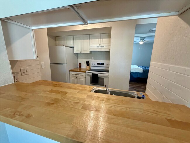 Building Photo - 3300 Pebblebrook Dr