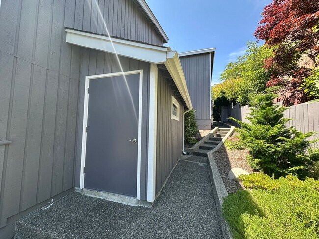 Building Photo - 2710 Lakeridge Ln