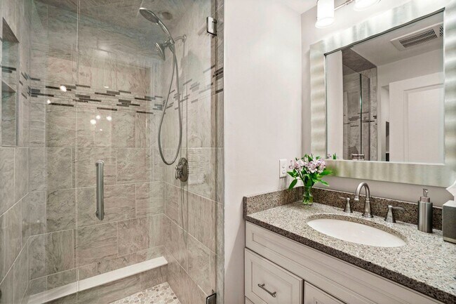 Building Photo - 16 Follen St