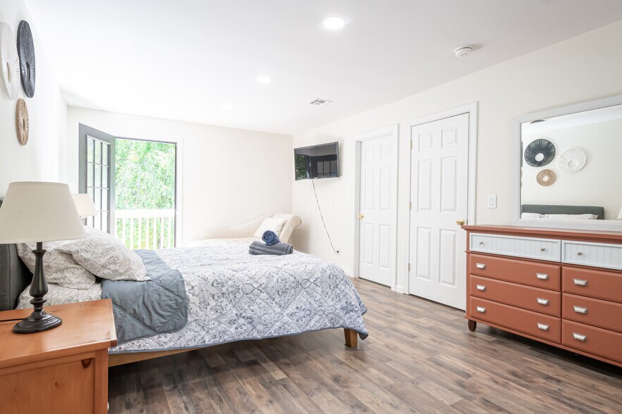 Main Bedroom Suite - 5 Beaver Brook Dr