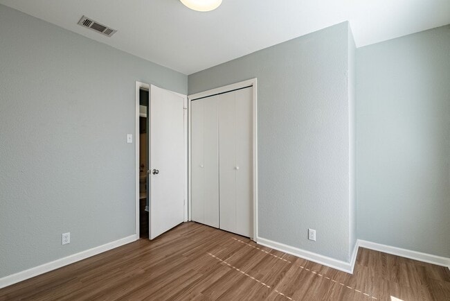 Building Photo - Charming 3-Bed Willowbend Home: Fireplace, Stainless Appliances, Garage, and Spacious Backyard!