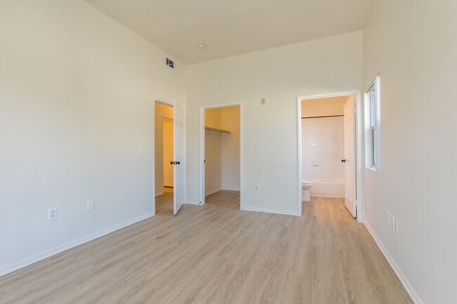 Building Photo - 12946 Valleyheart Dr