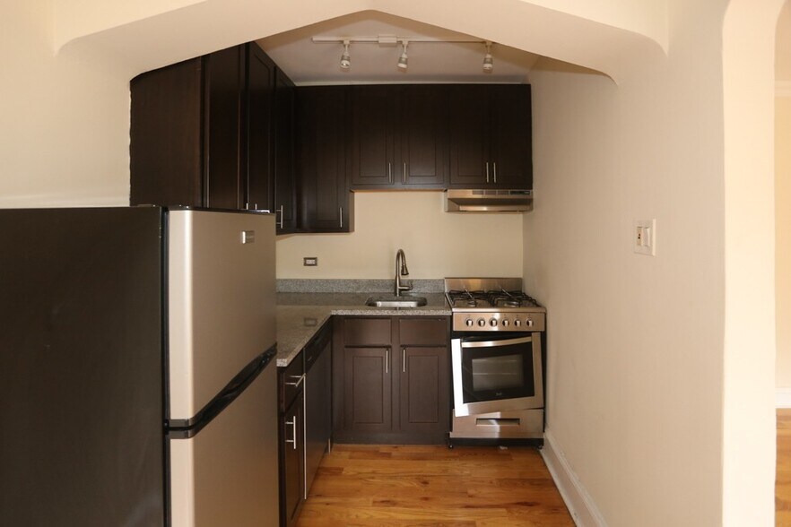 Building Photo - 4742 N Hermitage Ave