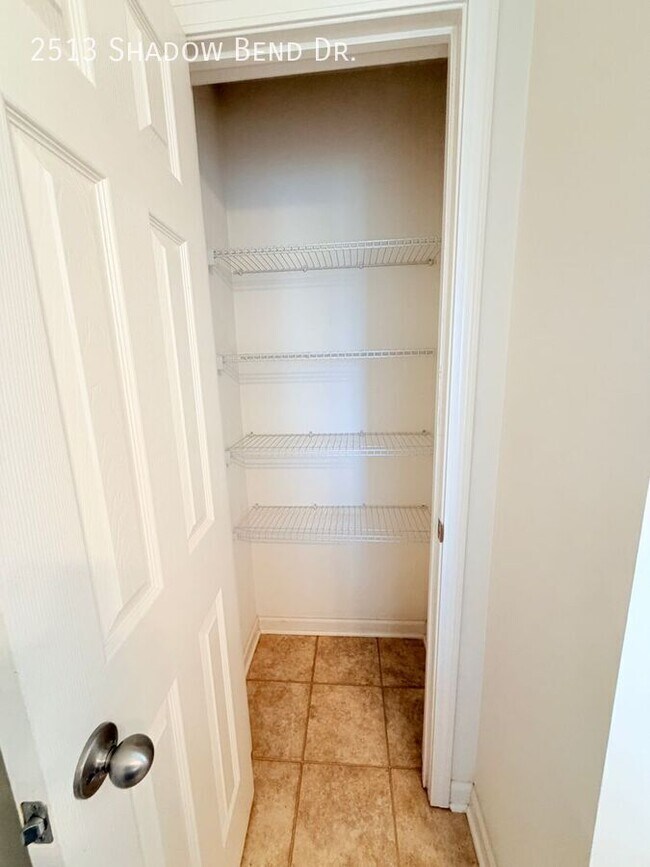 Building Photo - 2513 Shadow Bend Dr