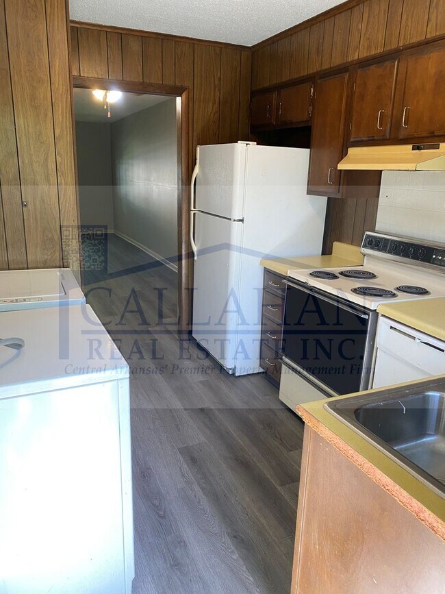 Building Photo - 8307 W Woodview Dr