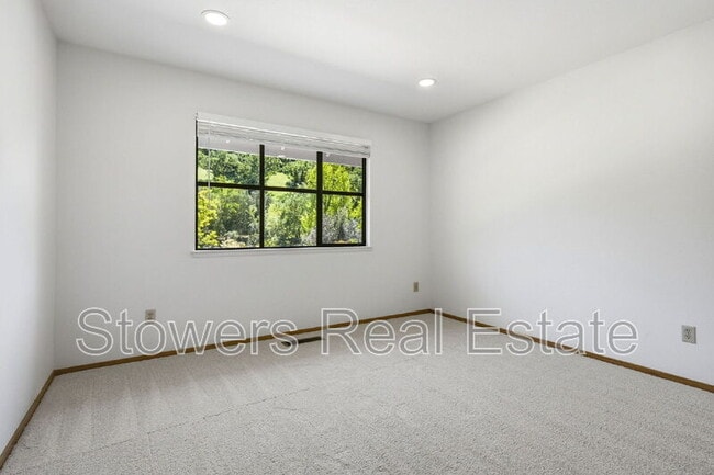 Building Photo - 618 Banister Ln