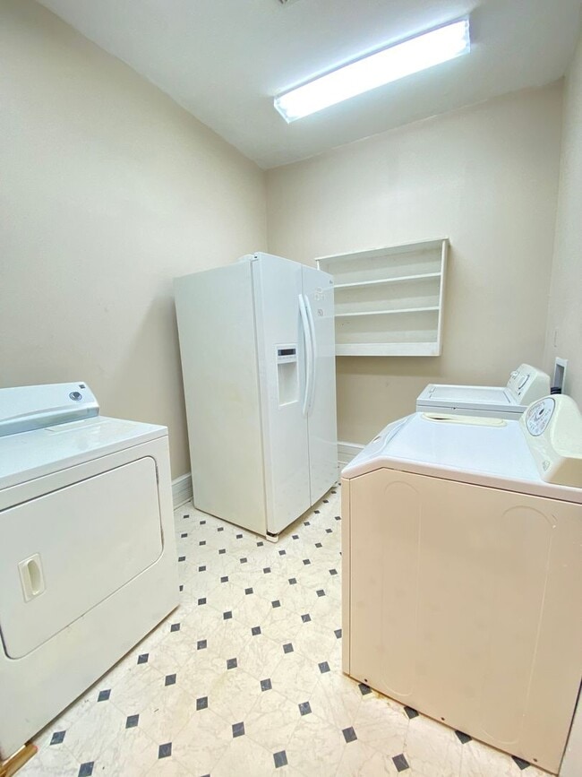 Building Photo - 9 Bed 5 Bath Historic Home - Commercial Use