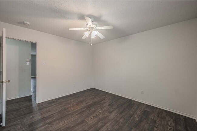 Building Photo - 3327 Clydesdale Dr