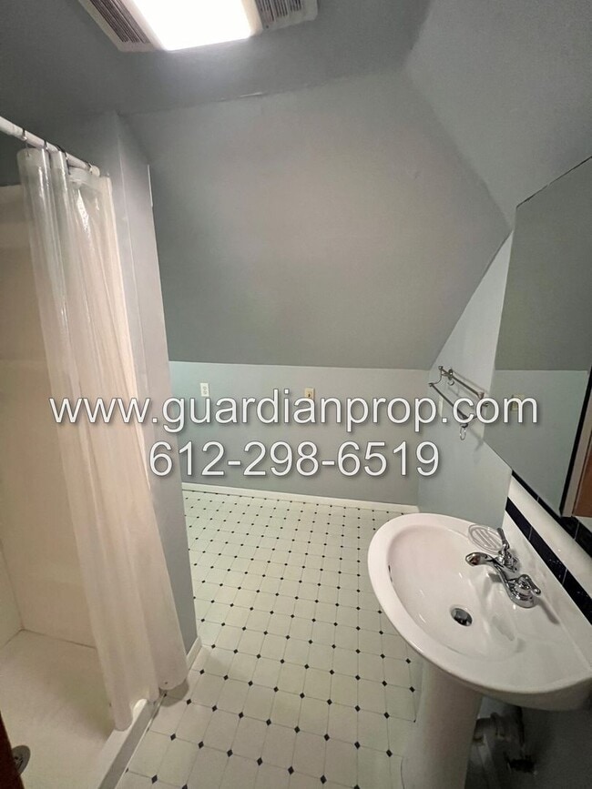 Building Photo - Mac Groveland House Available August 1, Fu...
