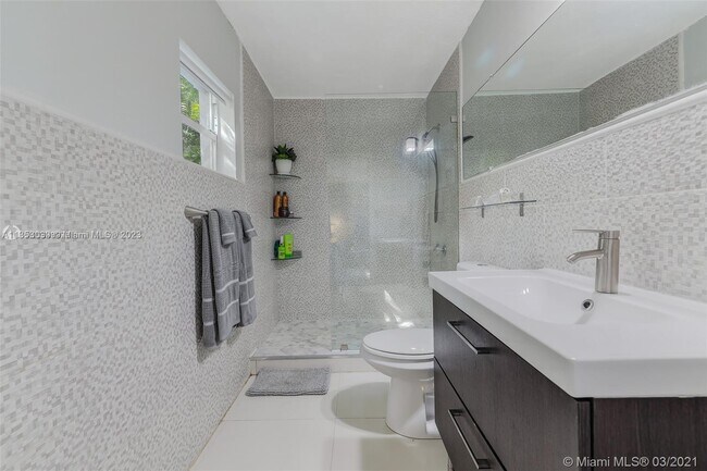 Building Photo - 385 NE 82nd Terrace