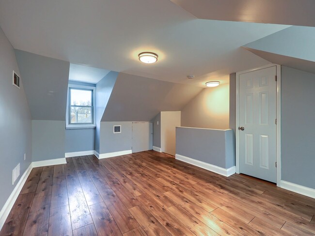 Building Photo - Charming 3 Bedroom Home with Off Street Pa...