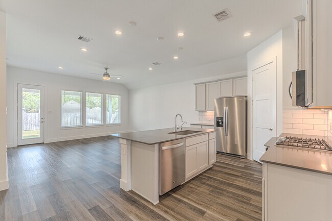 Building Photo - 15228 Tattle Crk Ln