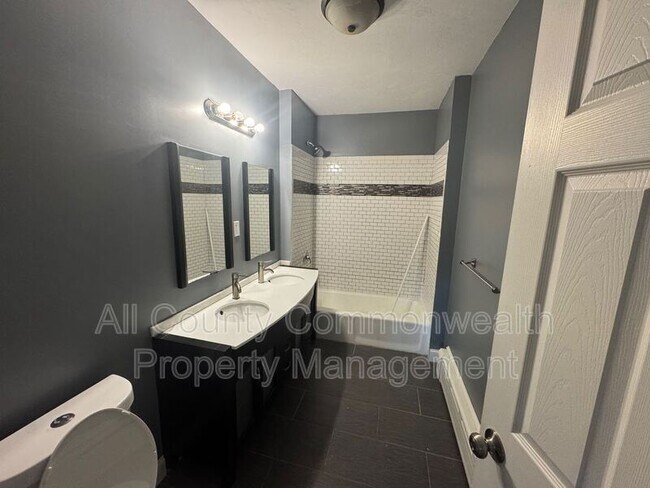 Building Photo - 8 Elm St