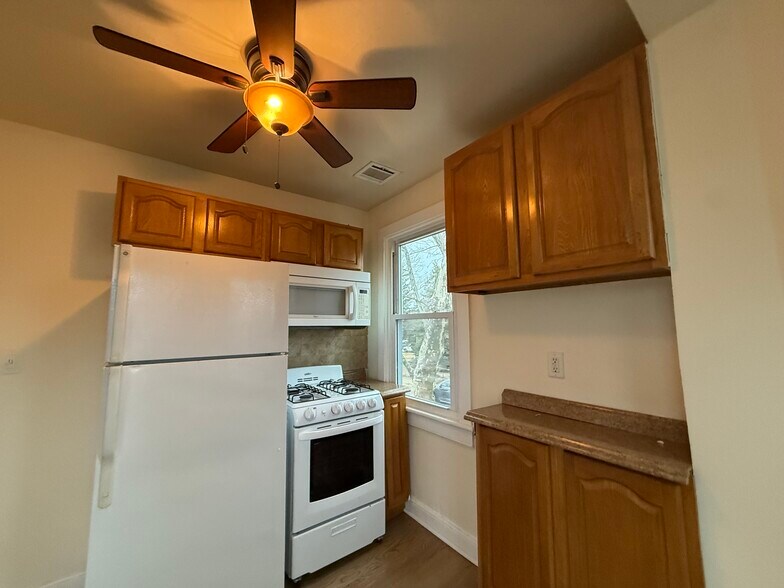 Building Photo - 6 Warren St