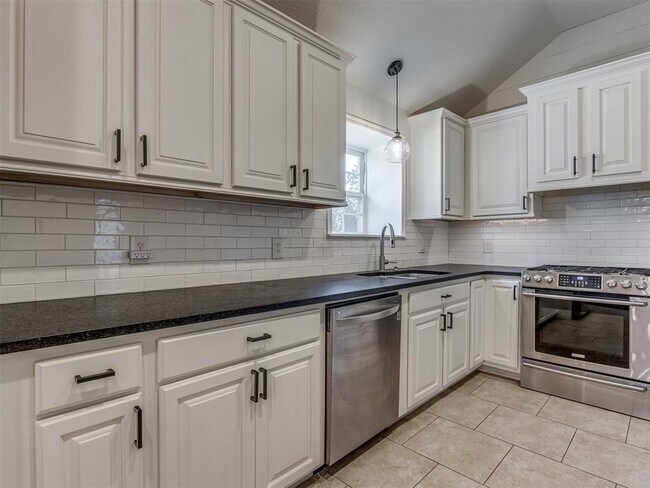 Building Photo - 3028 Weymouth Way