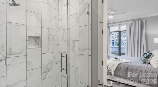 Building Photo - 2426 Vail Ave