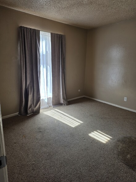 front bedroom 12X13 - 4654 N Chestnut Ave