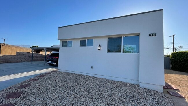 Building Photo - 46551 Linda Flora St