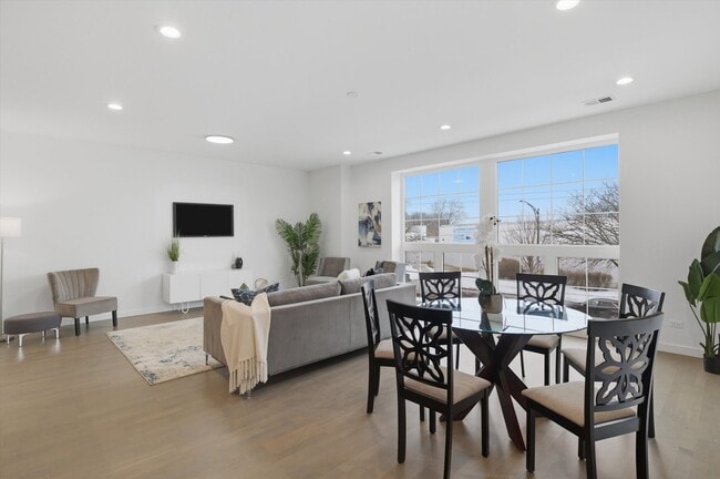 Building Photo - 5824 N Lincoln Ave