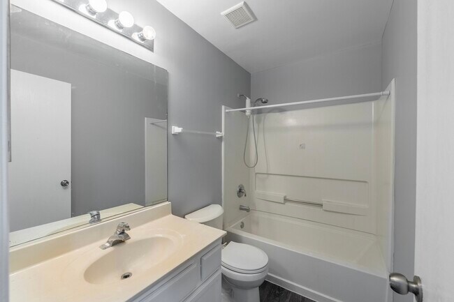 Building Photo - 438 Rachel Cir
