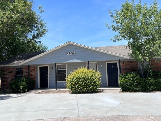 Primary Photo - 2 bedroom/1 bathroom Duplex