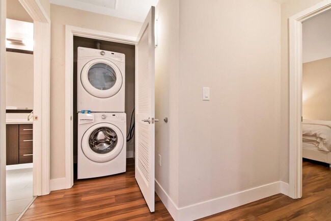 Building Photo - 908 Rich Ave