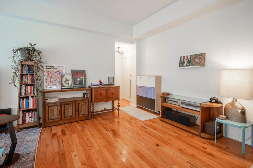 Entryway - 4100 W St NW